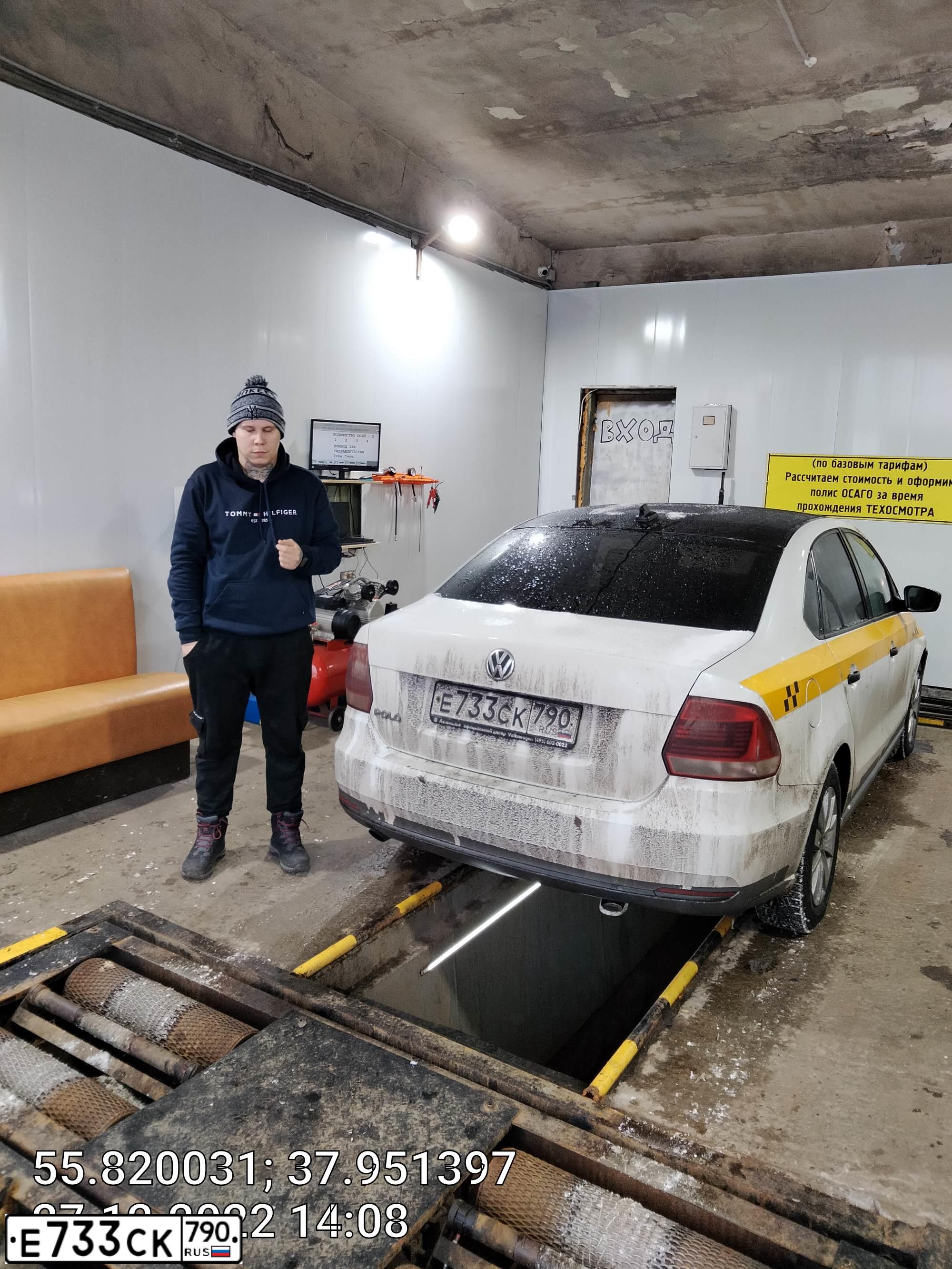 Фото автомобиля VOLKSWAGEN POLO, 2018 — госномер Е733СК790. Цвет: БЕЛЫЙ-ЖЕЛТЫЙ-СЕРЫЙ