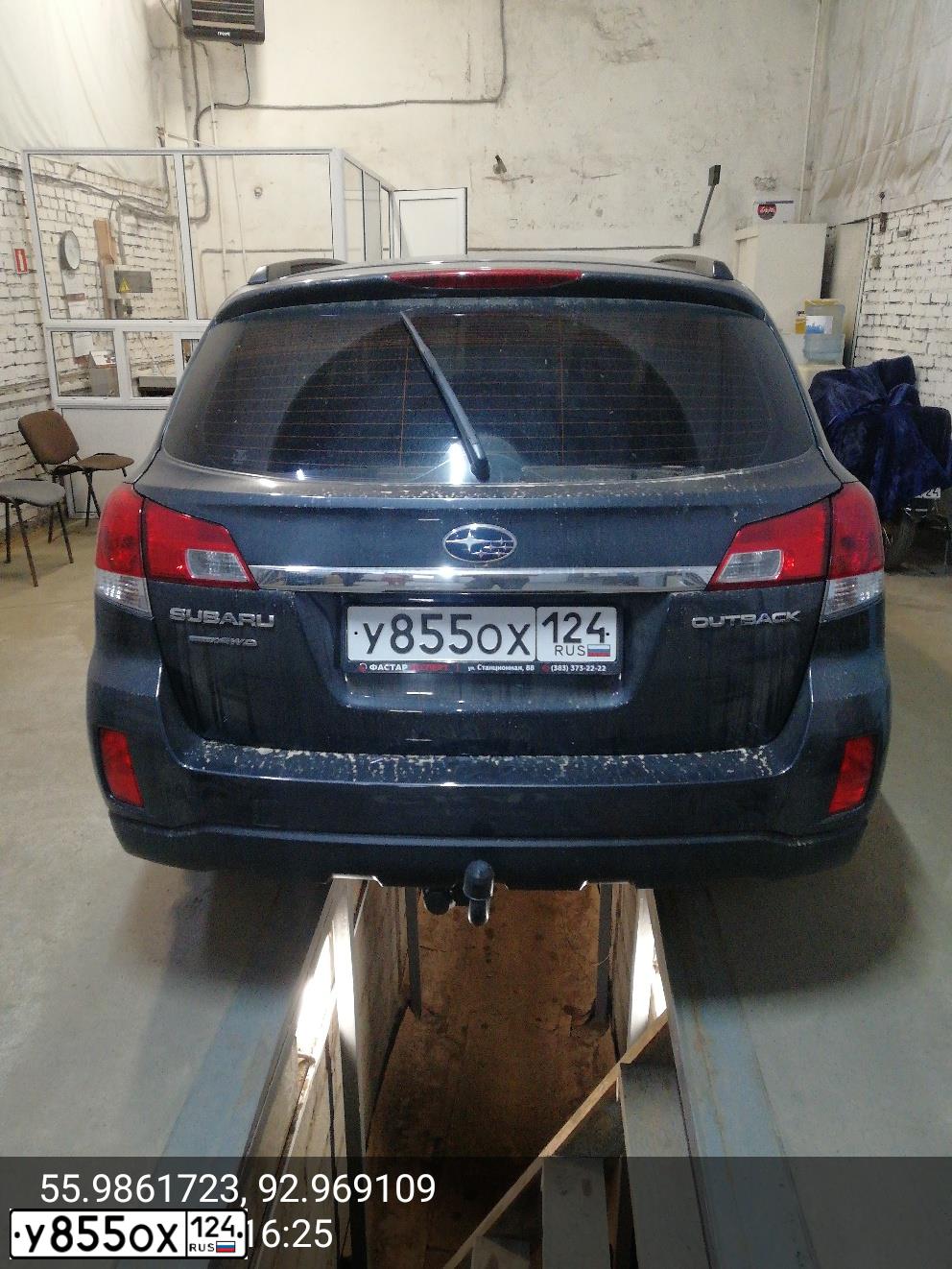 Фото автомобиля SUBARU OUTBACK, 2012 — госномер Р728ЕР154. Цвет: ТЕМНО-СЕРЫЙ