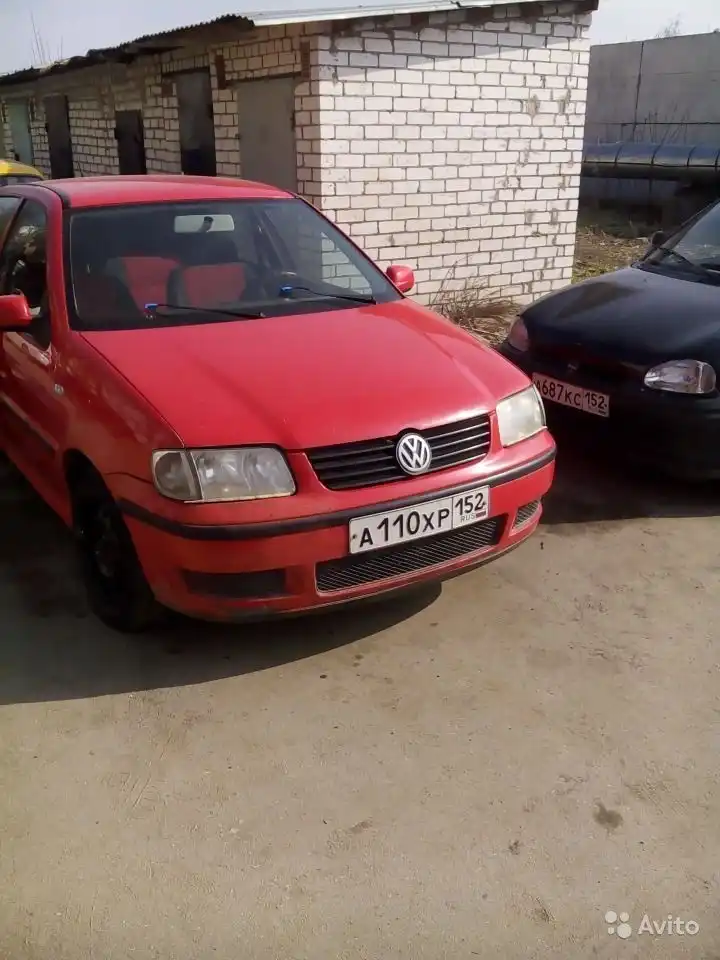 Фото автомобиля VOLKSWAGEN POLO, 2000 — госномер Р993РХ33. Цвет: Красный