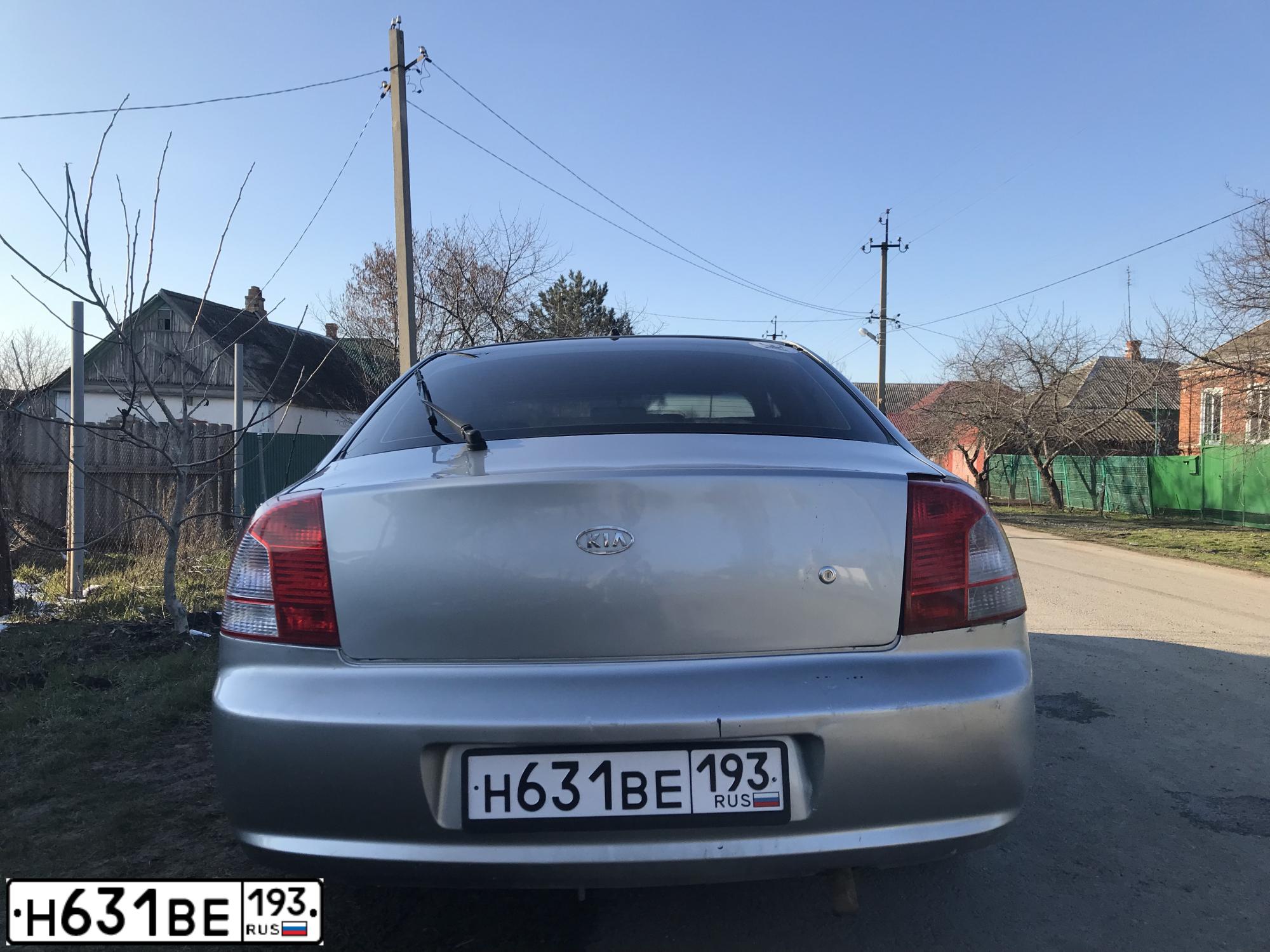 Фото автомобиля KIA SHUMA, 2004 — госномер К142АО190. Цвет: Серебристый