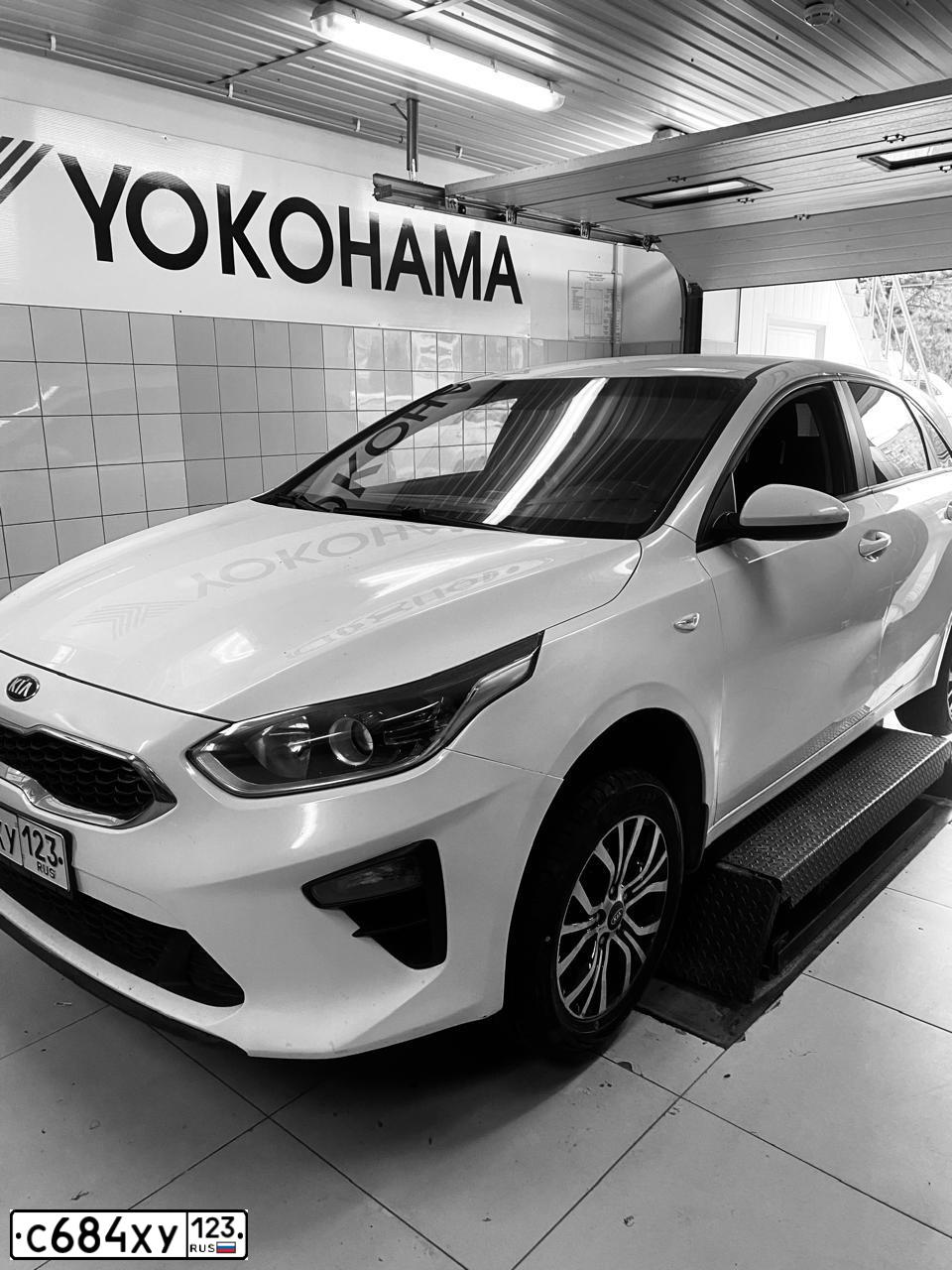 Фото автомобиля KIA CEE'D, 2018 — госномер С684ХУ123. Цвет: Белый