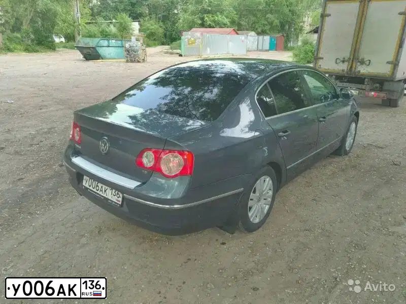Фото автомобиля VOLKSWAGEN PASSAT, 2010 — госномер У006АК136. Цвет: СЕРЫЙ