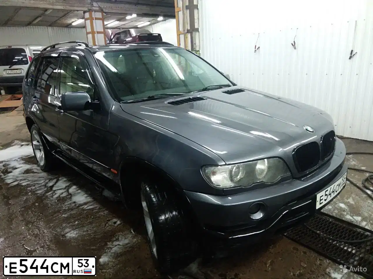 Фото автомобиля BMW X5, 2002 — госномер Р700МК177. Цвет: СЕРЫЙ