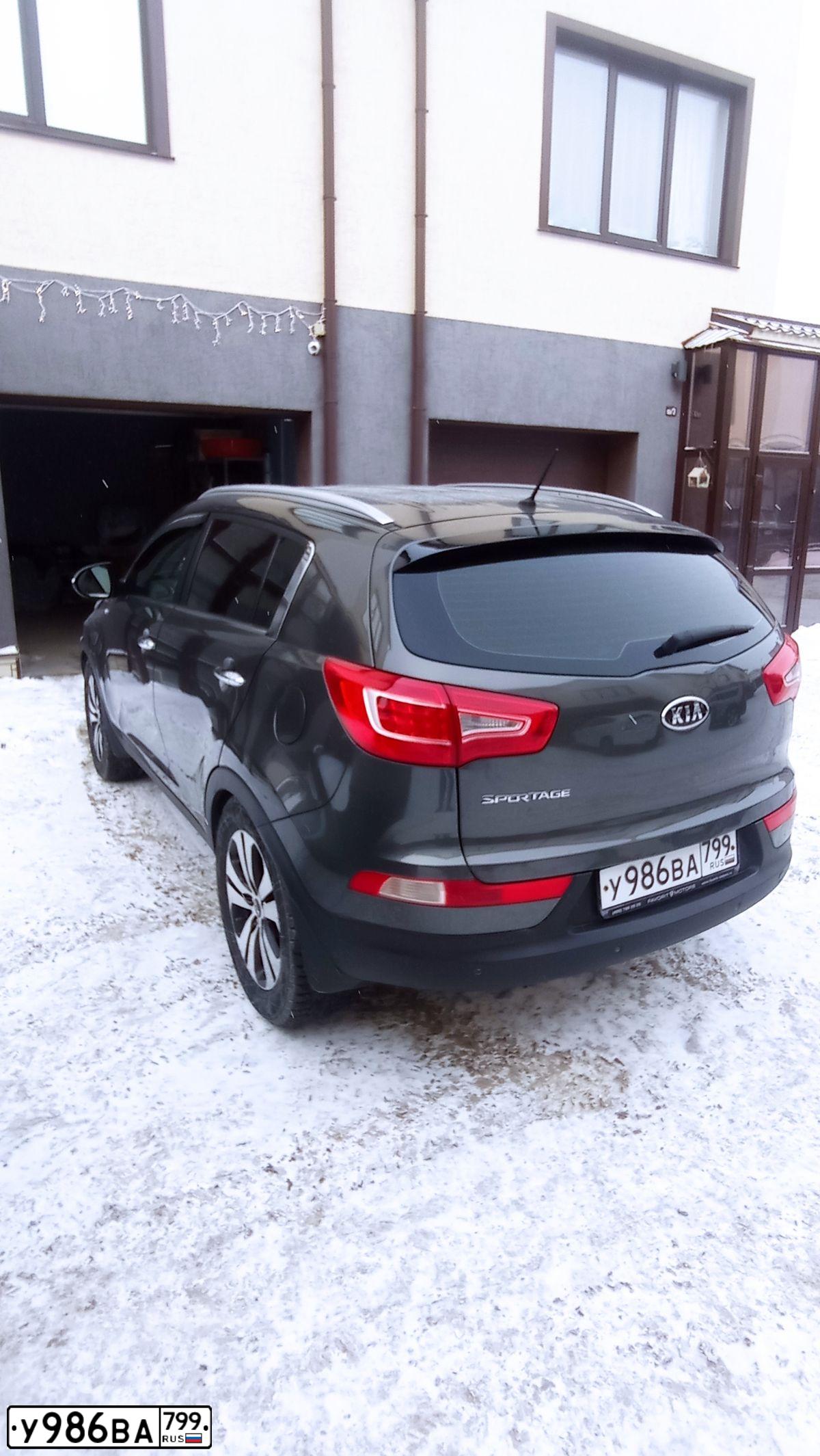 Фото автомобиля KIA SPORTAGE, 2010 — госномер Е055ВЕ122. Цвет: Серебристый
