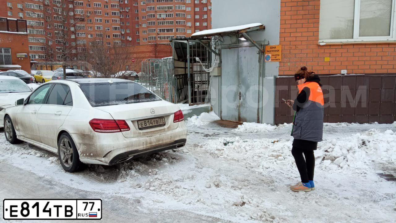 Фото автомобиля MERCEDES-BENZ E200, 2013 — госномер В405АА550. Цвет: Белый