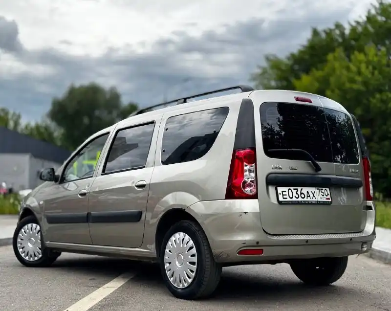 Фото автомобиля LADA LARGUS, 2014 — госномер Е036АХ750. Цвет: БЕЖЕВЫЙ