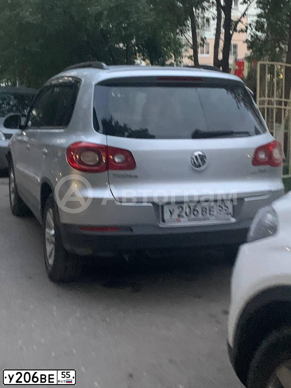 Фото автомобиля VOLKSWAGEN TIGUAN, 2010 — госномер У206ВЕ55. Цвет: СЕРЕБРИСТЫЙ