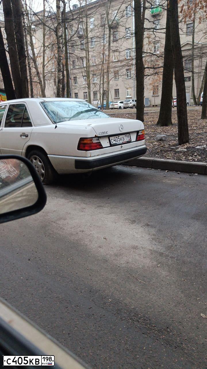 Фото автомобиля MERCEDES E-KLASSE, 1992 — госномер С405КВ198. Цвет: Белый