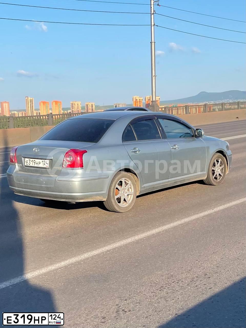 Фото автомобиля TOYOTA AVENSIS, 2008 — госномер Е319НР124. Цвет: Серый