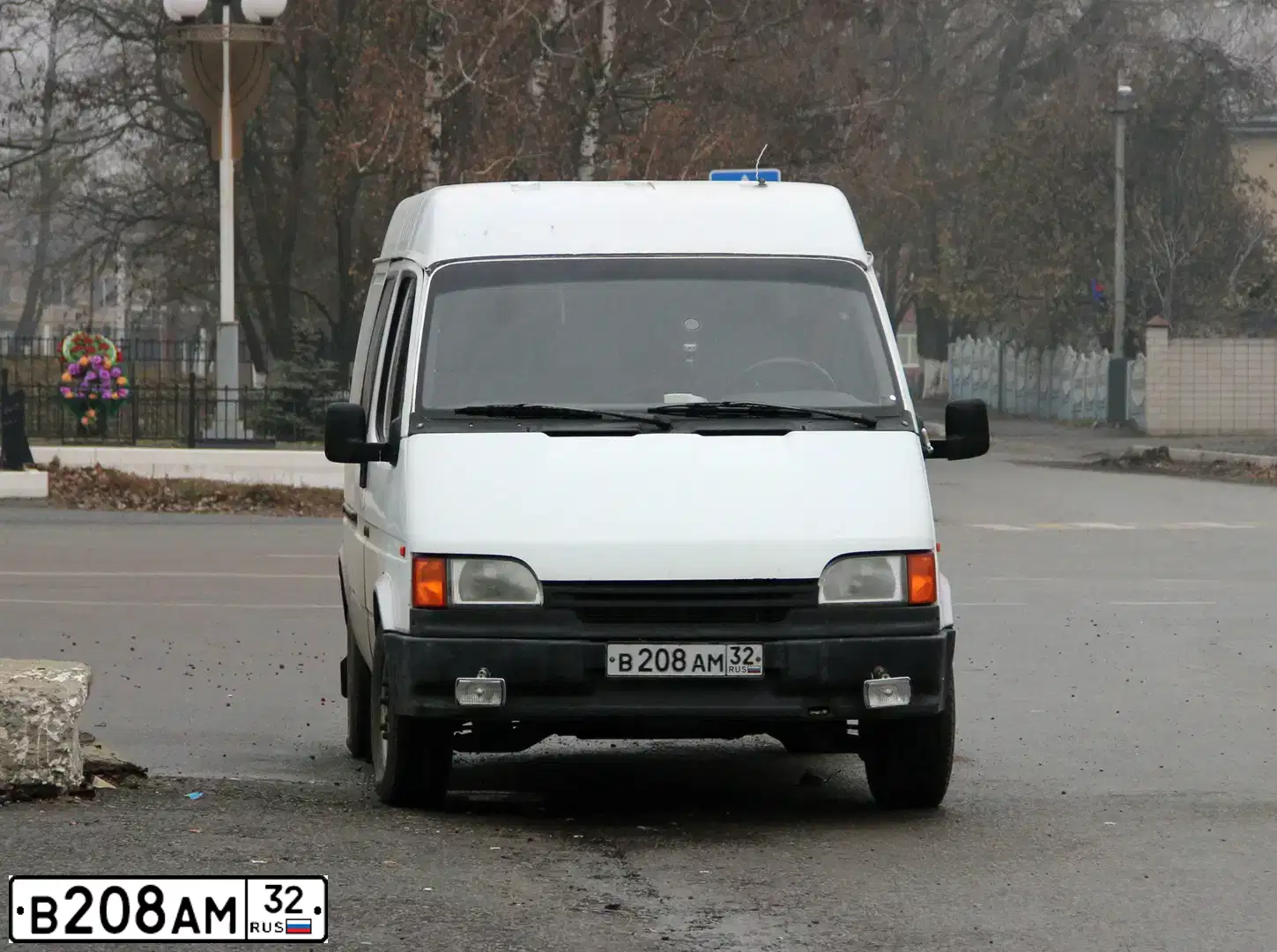 Фото автомобиля FORD TRANSIT, 1992 — госномер В208АМ32. Цвет: БЕЛЫЙ
