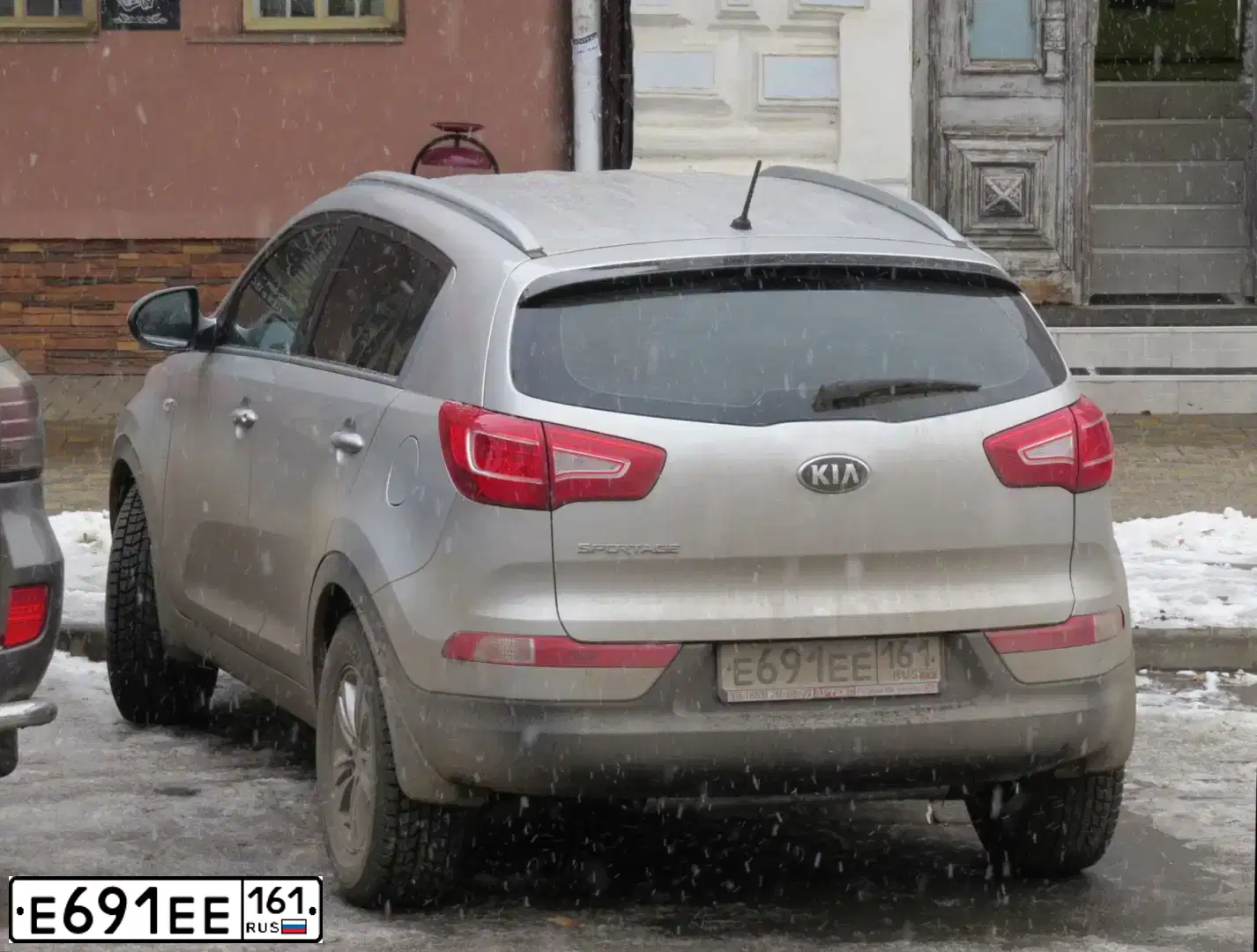 Фото автомобиля KIA SPORTAGE, 2013 — госномер Е691ЕЕ161. Цвет: ПЕРЛАМ.-СЕРЕБРИСТЫЙ