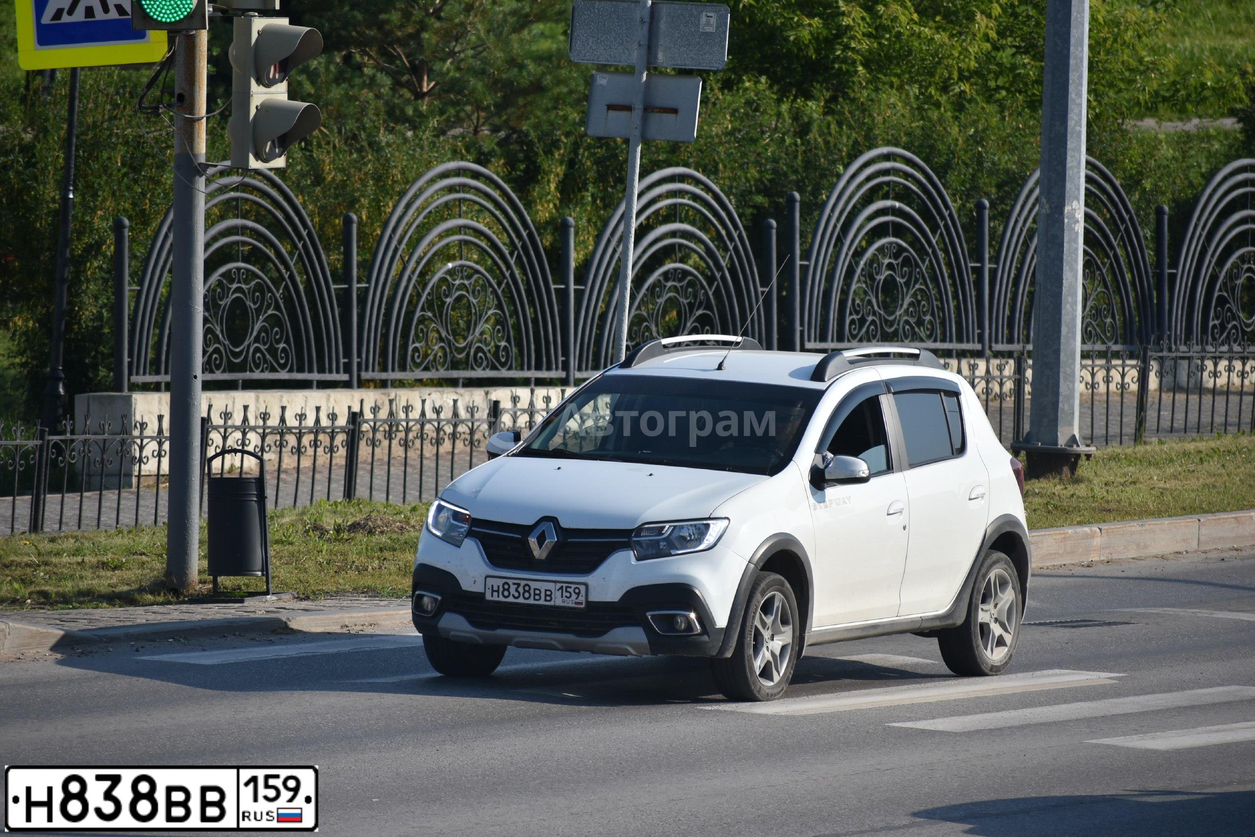 Фото автомобиля RENAULT SANDERO, 2019 — госномер Н838ВВ159. Цвет: Белый