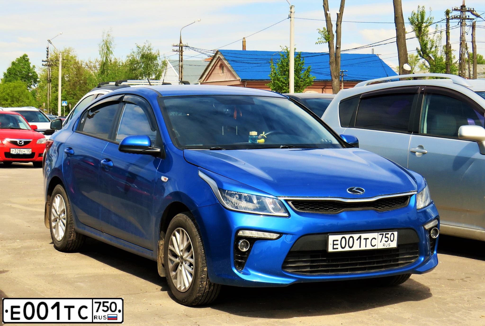 Фото автомобиля KIA RIO, 2018 — госномер Е001ТС750. Цвет: синий