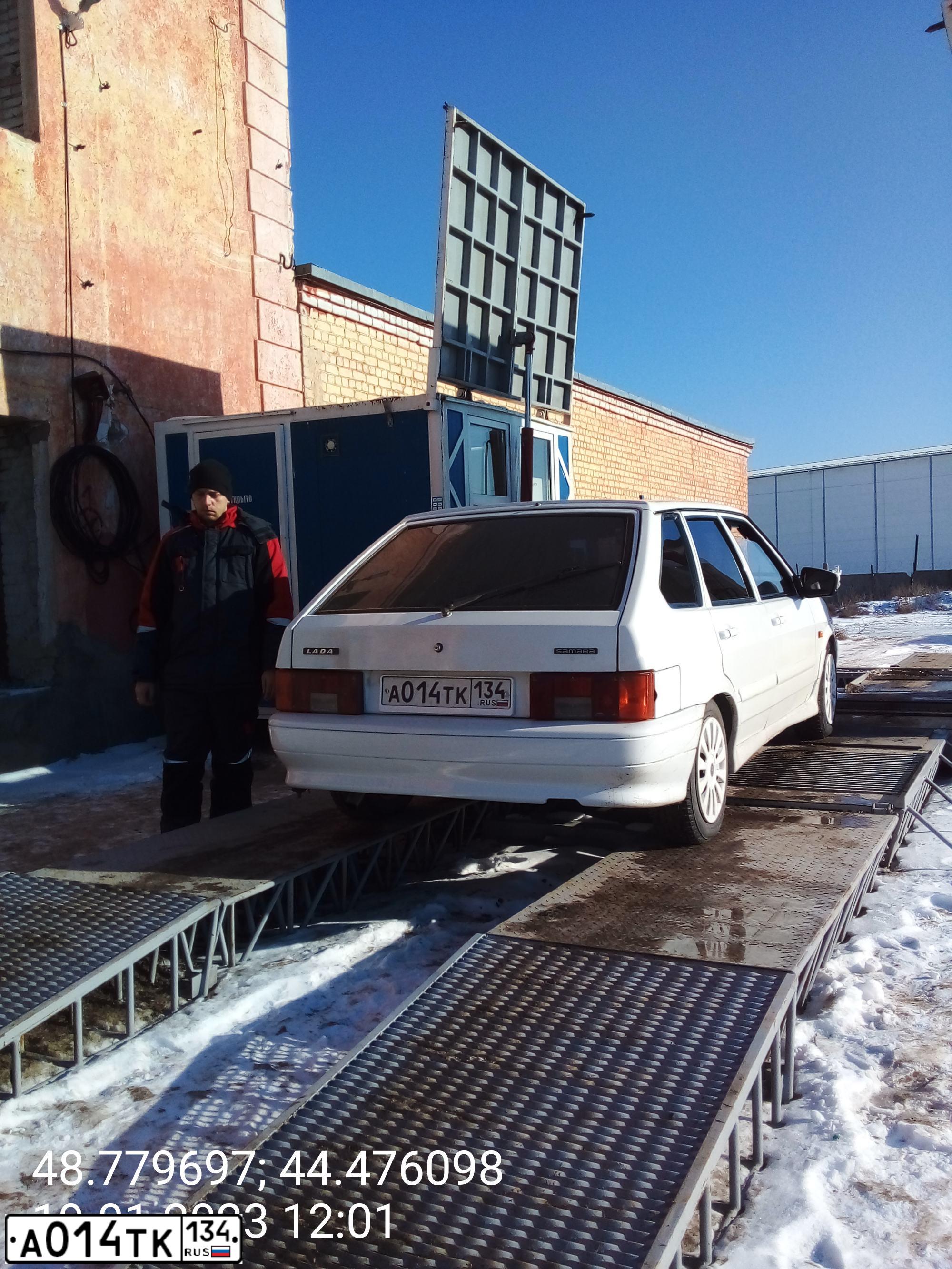 Фото автомобиля LADA 2114, 2013 — госномер А424КМ136. Цвет: Белый