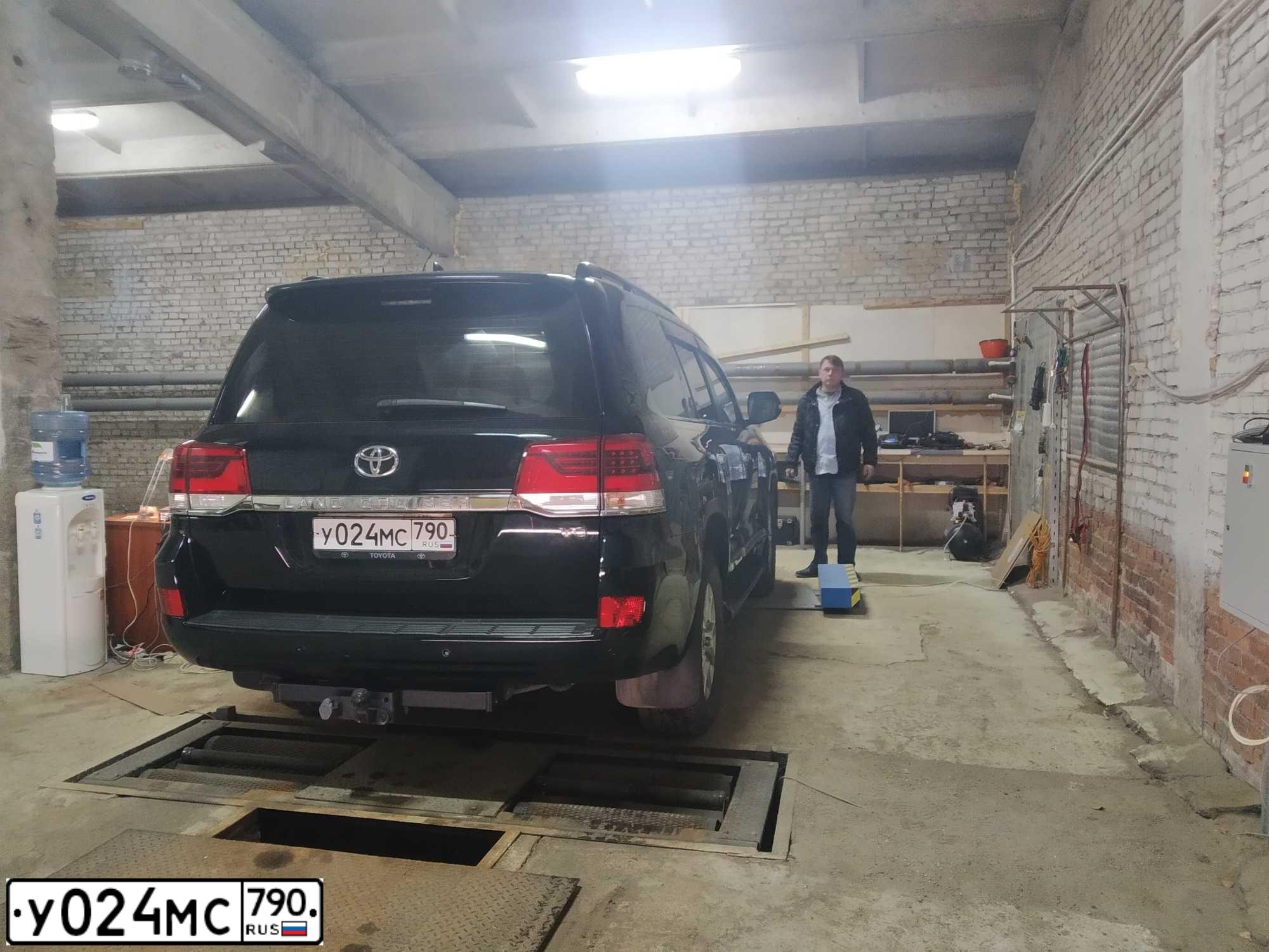Фото автомобиля TOYOTA LANDCRUISER 200, 2015 — госномер В707УС33. Цвет: ЧЕРНЫЙ
