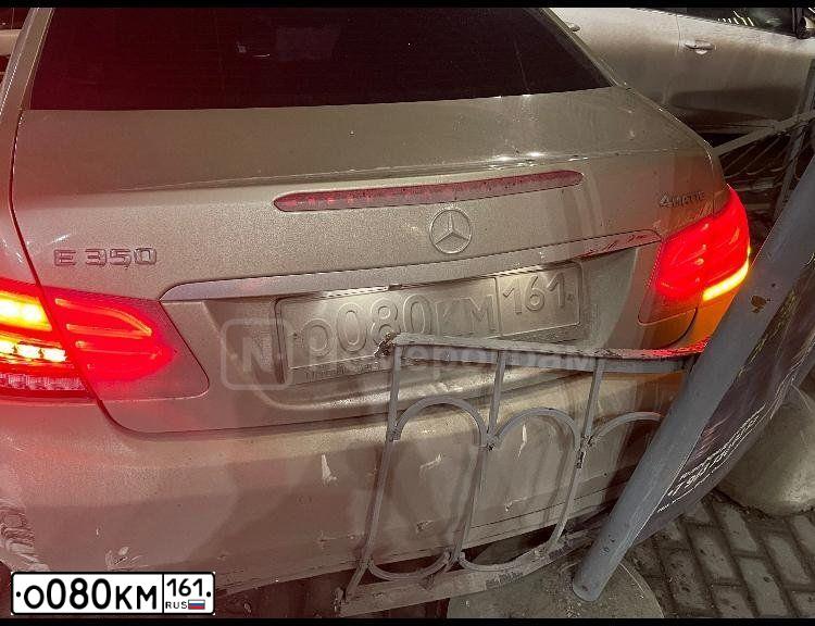 Фото автомобиля MERCEDES E-KLASSE, 2014 — госномер О080КМ161. Цвет: серебристый