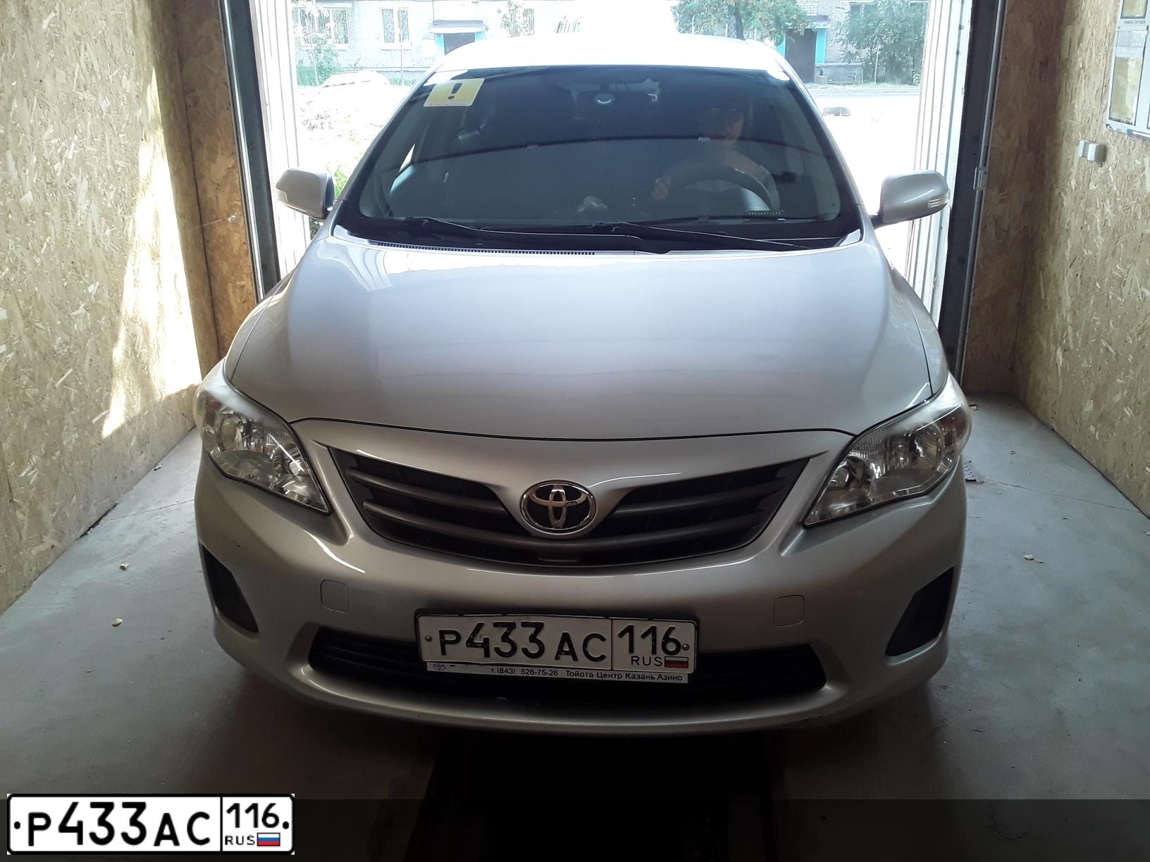 Фото автомобиля TOYOTA COROLLA, 2012 — госномер Р433АС116. Цвет: серебристый