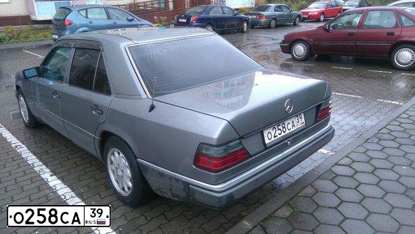 Фото автомобиля MERCEDES E-KLASSE, 1992 — госномер О258СА39. Цвет: СЕРЫЙ