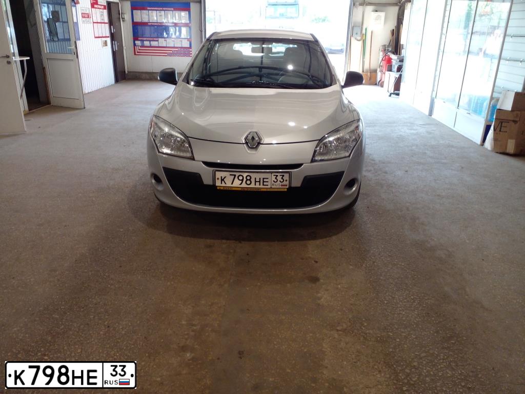 Фото автомобиля RENAULT MEGANE, 2012 — госномер К798НЕ33. Цвет: СВЕТЛО-СЕРЫЙ