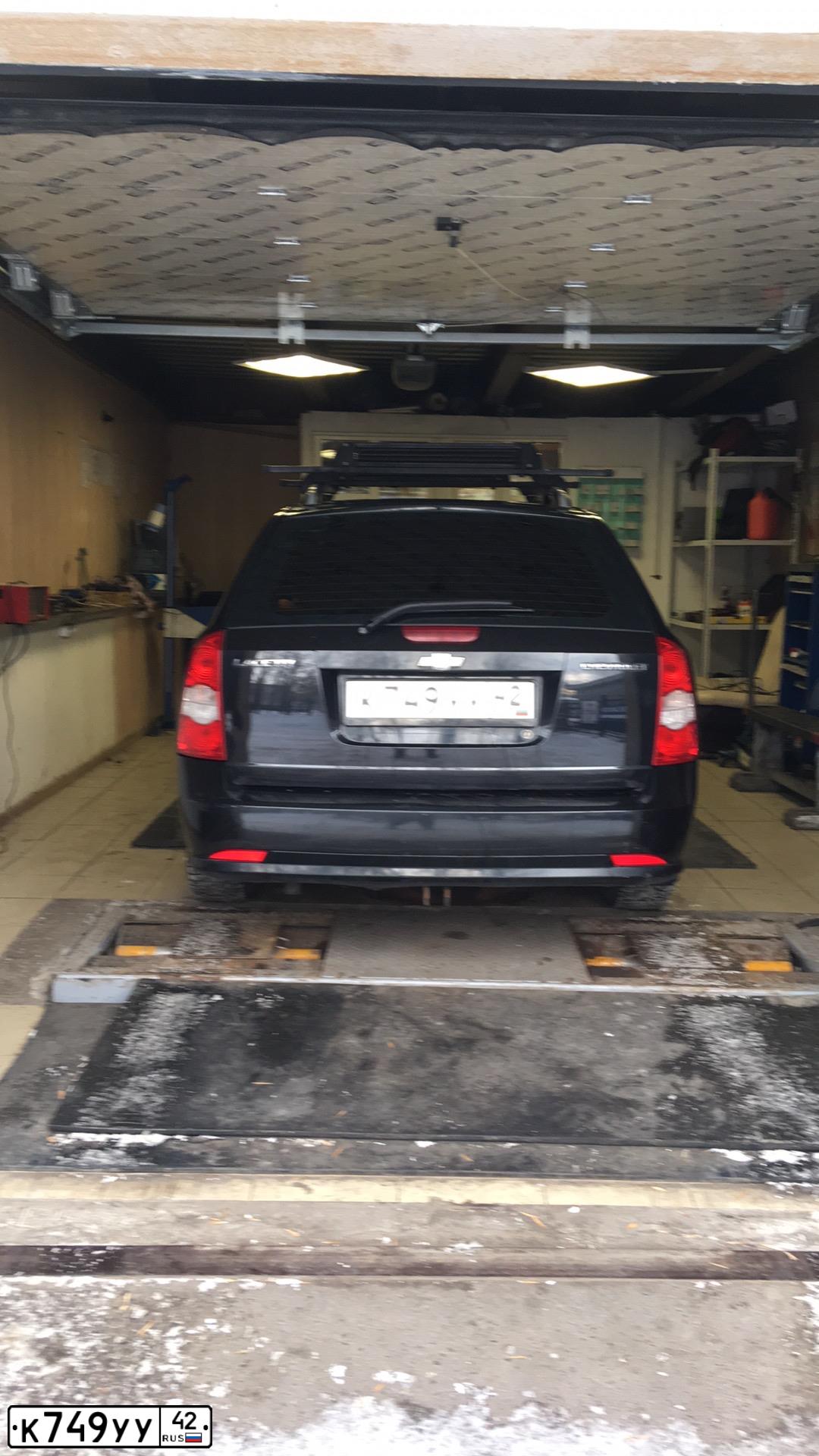 Фото автомобиля CHEVROLET LACETTI, 2010 — госномер К749УУ42. Цвет: ЧЕРНЫЙ