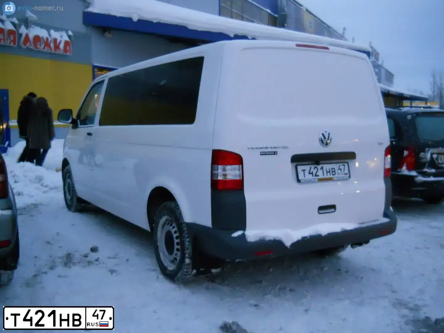 Фото автомобиля VOLKSWAGEN TRANSPORTER, 2010 — госномер О809НС198. Цвет: Белый