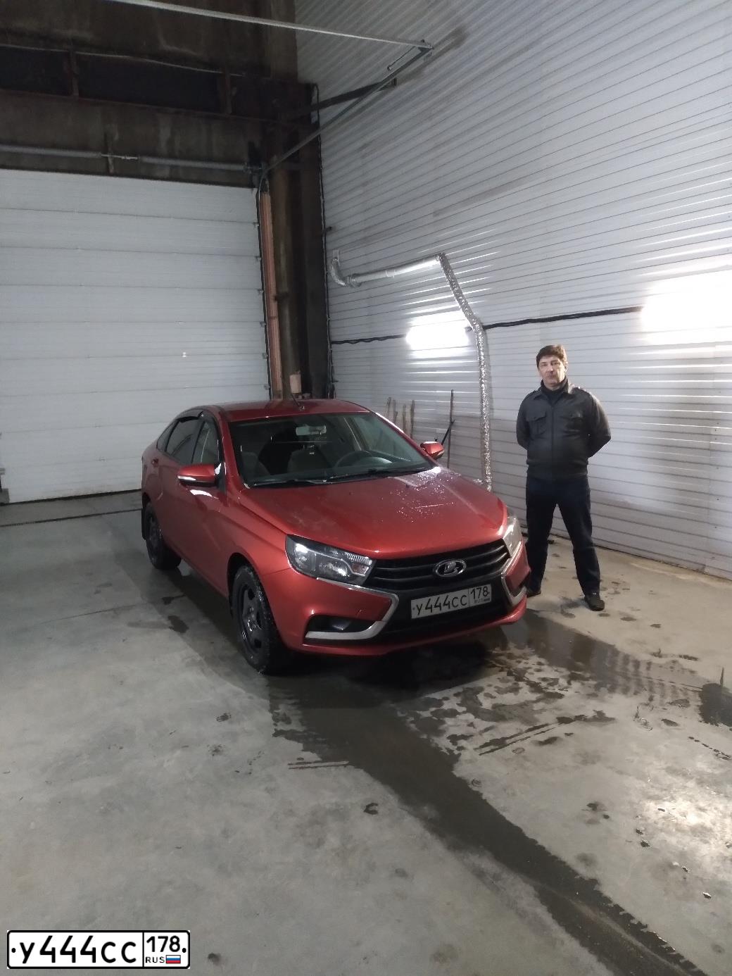 Фото автомобиля LADA VESTA, 2019 — госномер У444СС178. Цвет: Красный
