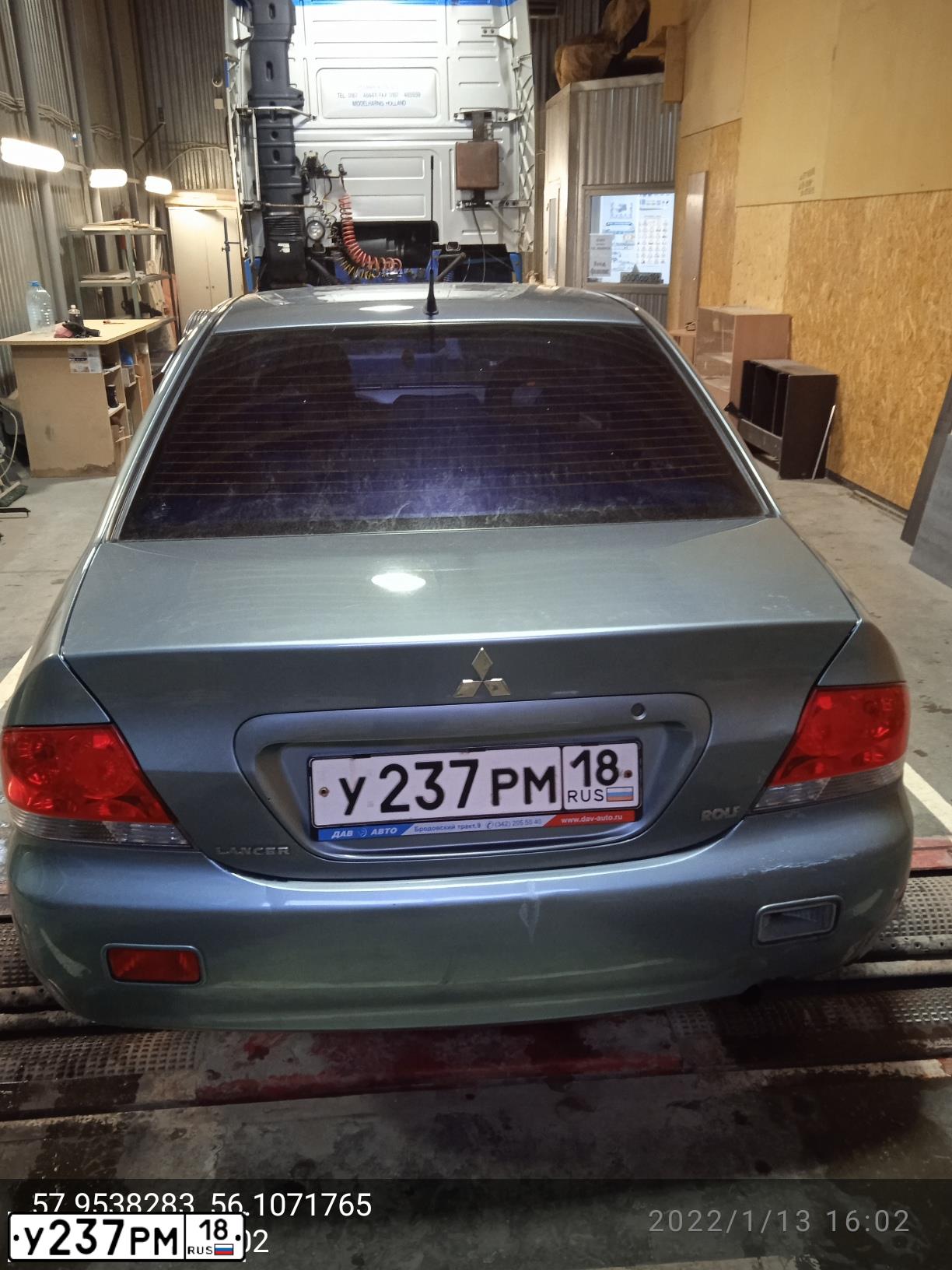 Фото автомобиля MITSUBISHI LANCER, 2007 — госномер У237РМ18. Цвет: СВЕТЛО-СЕРО-ЗЕЛЕНЫЙ