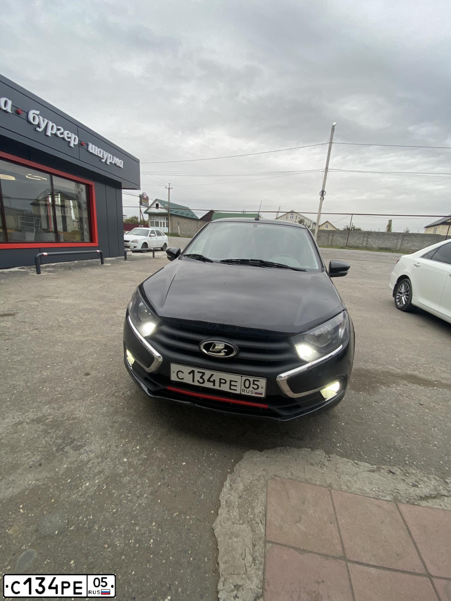Фото автомобиля LADA 2190 GRANTA, 2019 — госномер С134РЕ05. Цвет: ЧЕРНЫЙ