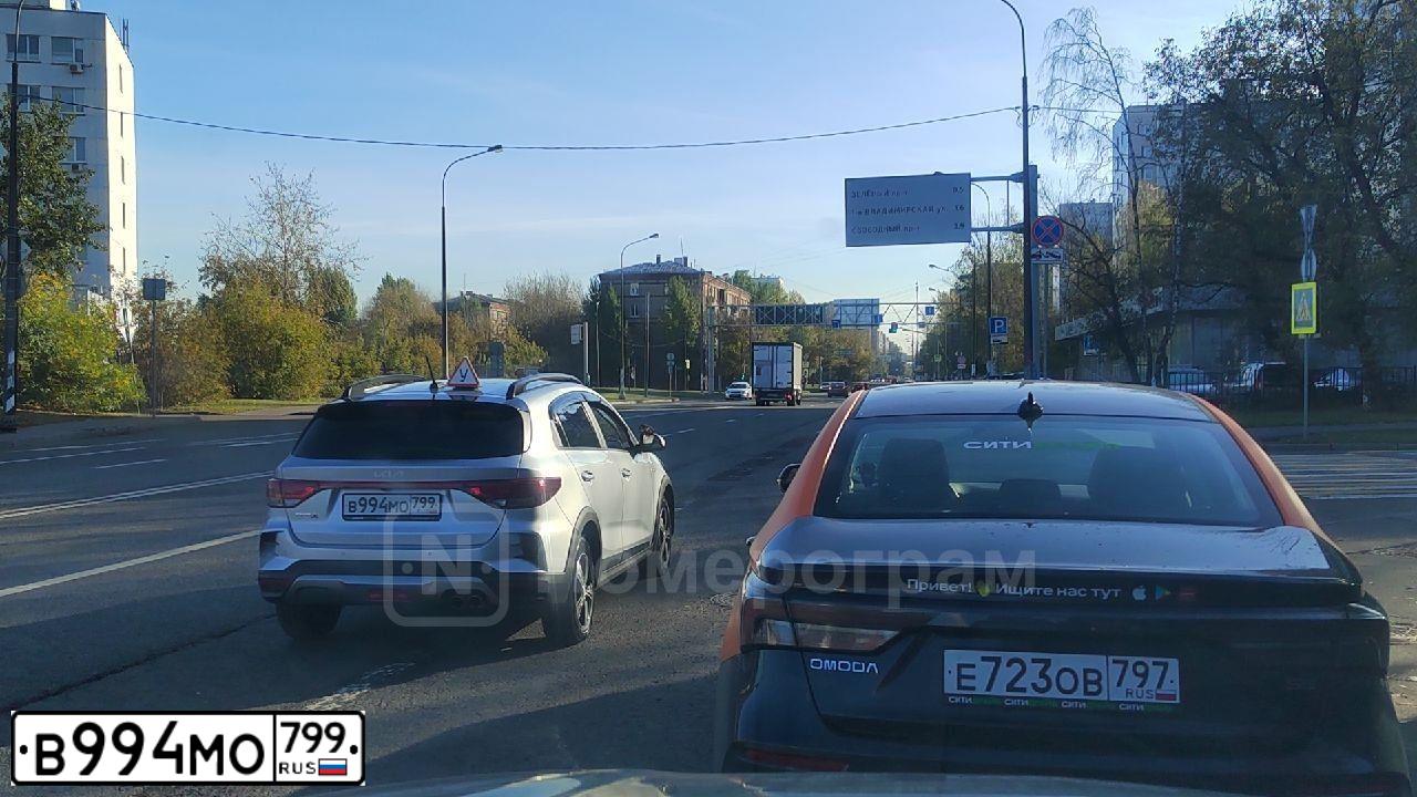 Фото автомобиля KIA RIO, 2018 — госномер В994МО799. Цвет: Серебристый