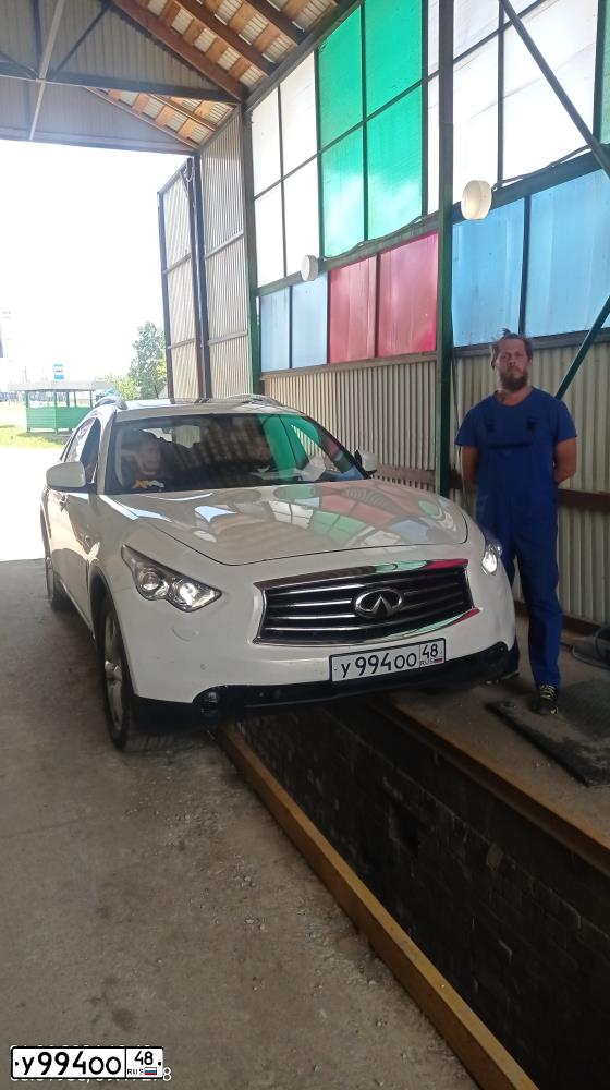 Фото автомобиля INFINITI QX70 /FX/, 2011 — госномер Т140ТТ71. Цвет: Белый