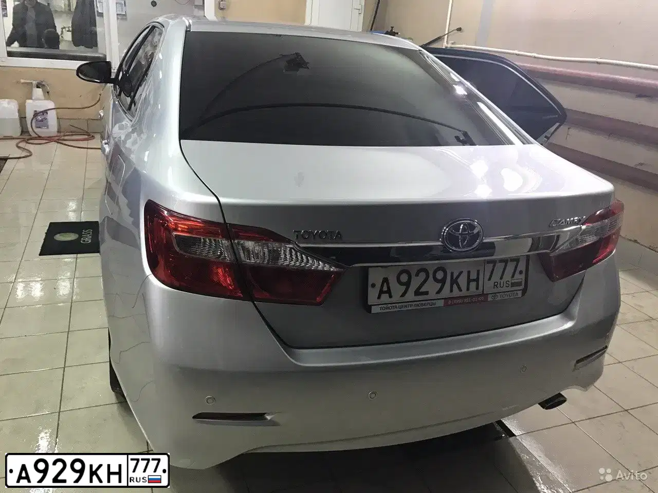 Фото автомобиля TOYOTA CAMRY, 2014 — госномер О854УО40. Цвет: Серебристый