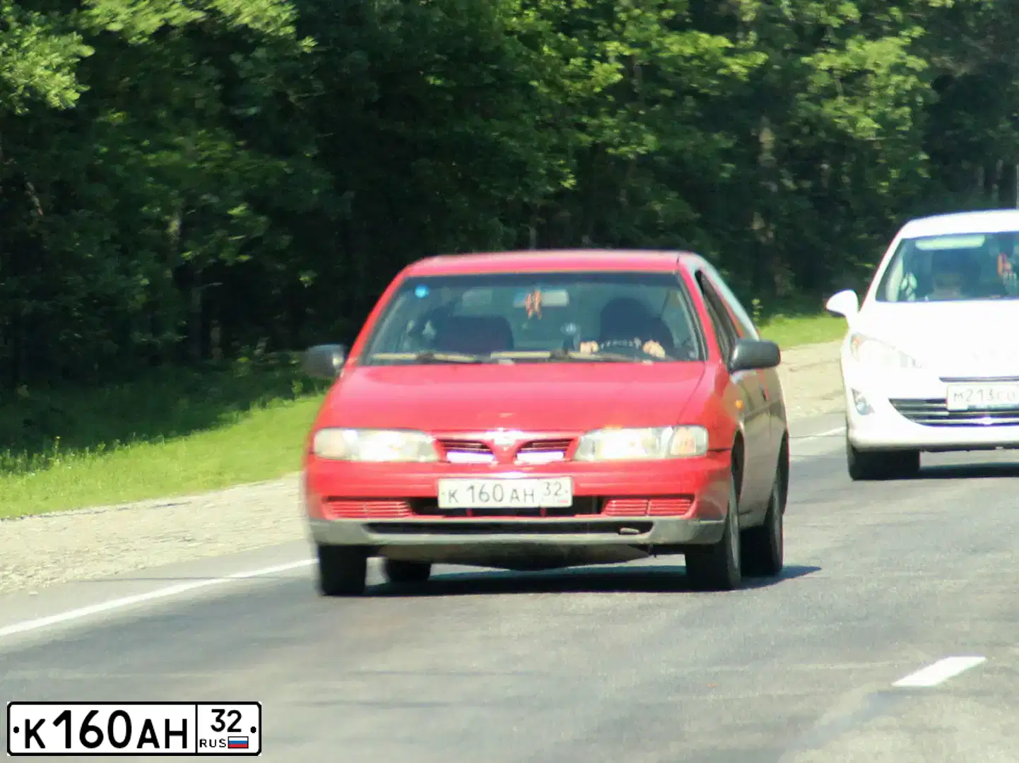 Фото автомобиля NISSAN ALMERA, 1997 — госномер К160АН32. Цвет: Красный
