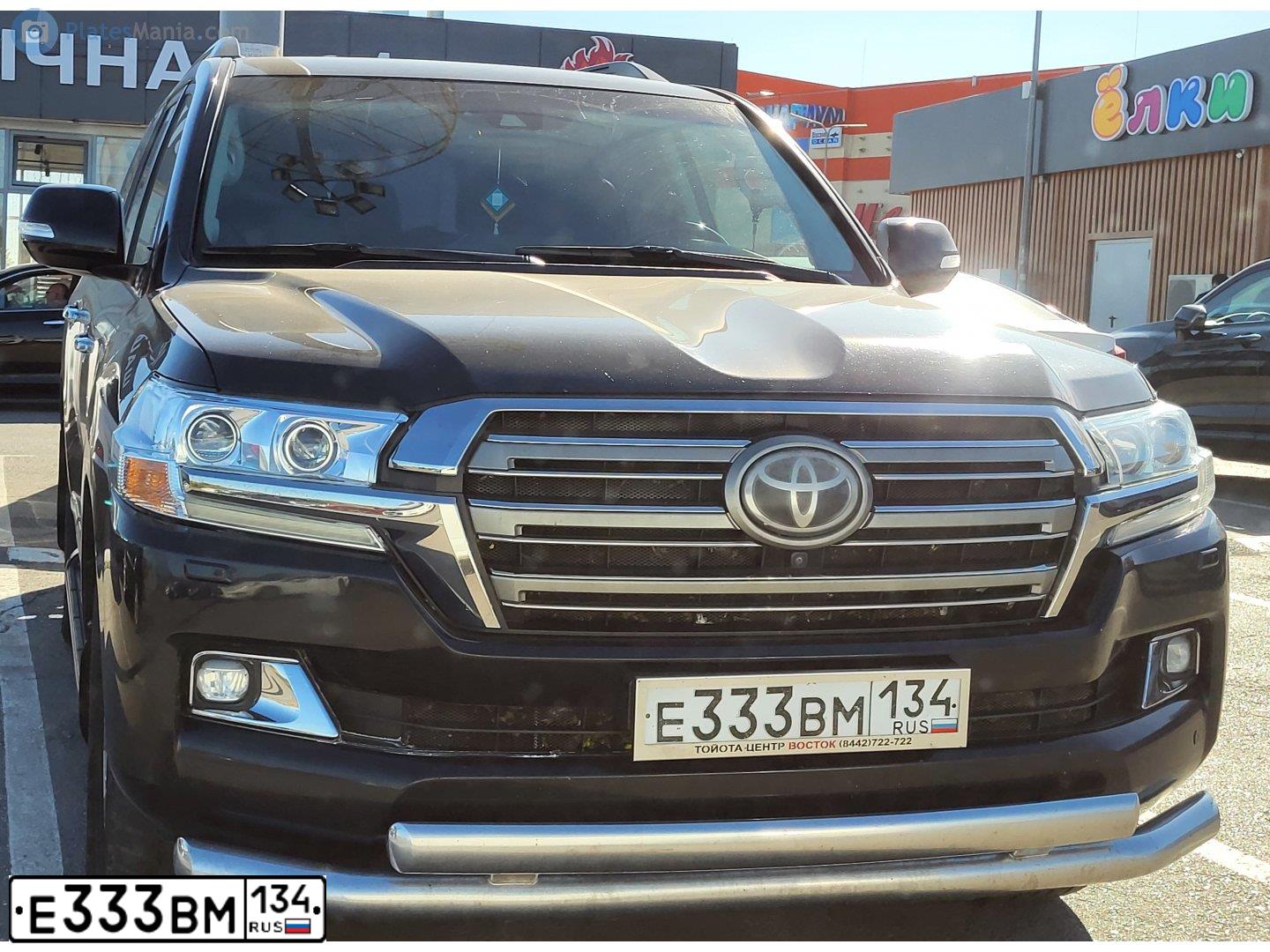 Фото автомобиля TOYOTA LANDCRUISER 200, 2017 — госномер Е333ВМ134. Цвет: ЧЕРНЫЙ
