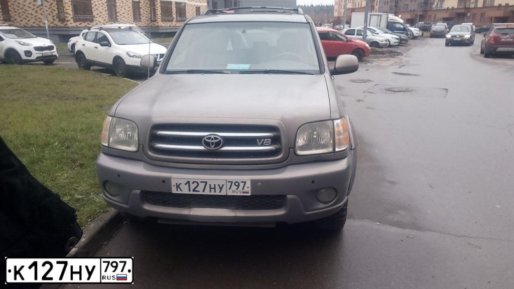 Фото автомобиля TOYOTA SEQUOIA, 2001 — госномер К127НУ797. Цвет: Серый