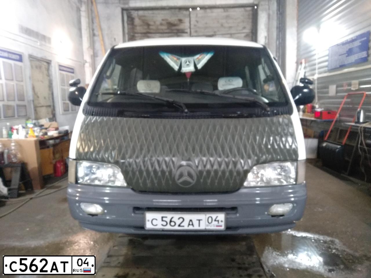 Фото автомобиля SSANGYONG ISTANA, 2002 — госномер С562АТ04. Цвет: БЕЛЫЙ СЕРЫЙ