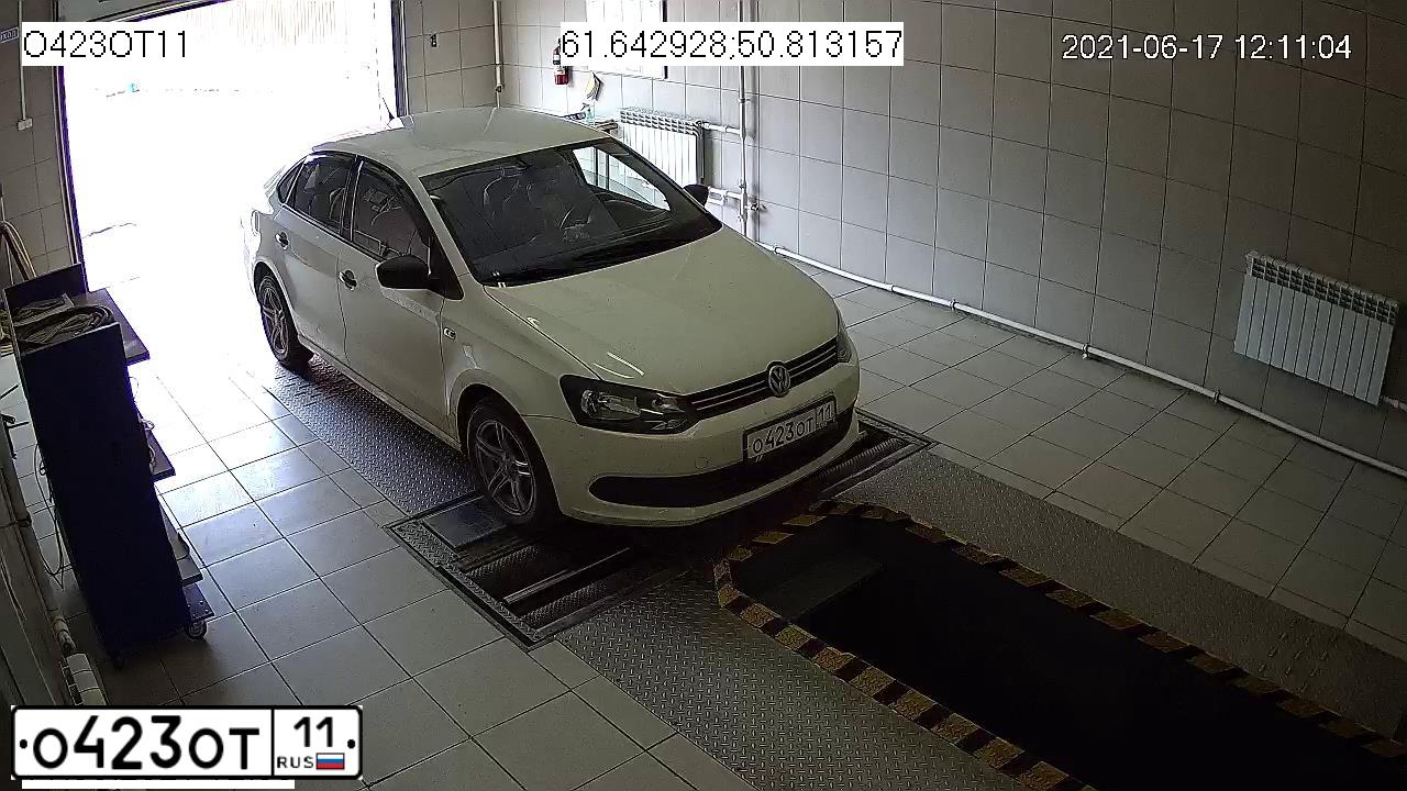 Фото автомобиля VOLKSWAGEN POLO, 2012 — госномер Е255КМ11. Цвет: Белый