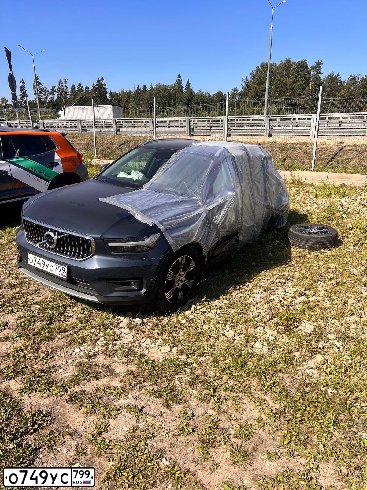 Фото автомобиля VOLVO XC40, 2021 — госномер О749УС799. Цвет: синий
