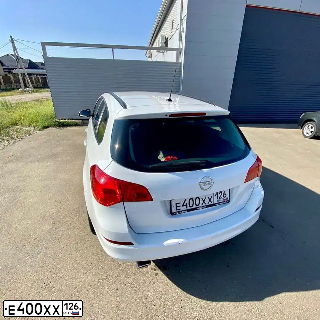 Фото автомобиля OPEL ASTRA, 2011 — госномер Е400ХХ126. Цвет: Белый