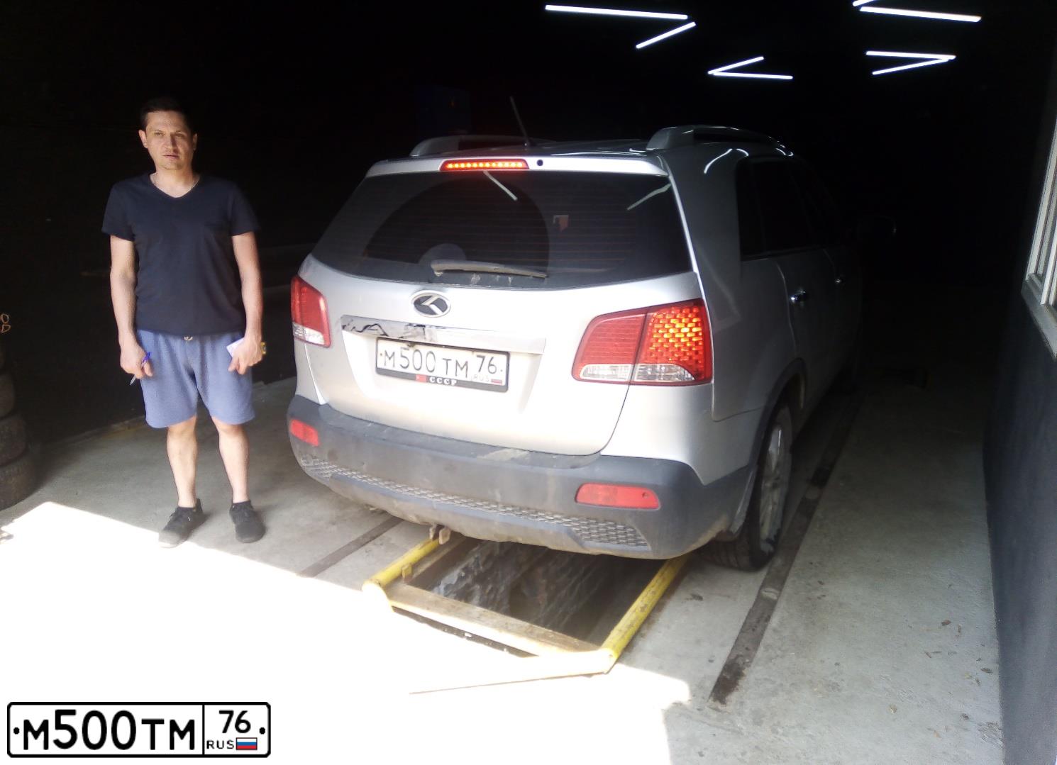 Фото автомобиля KIA SORENTO, 2011 — госномер М500ТМ76. Цвет: СЕРЫЙ
