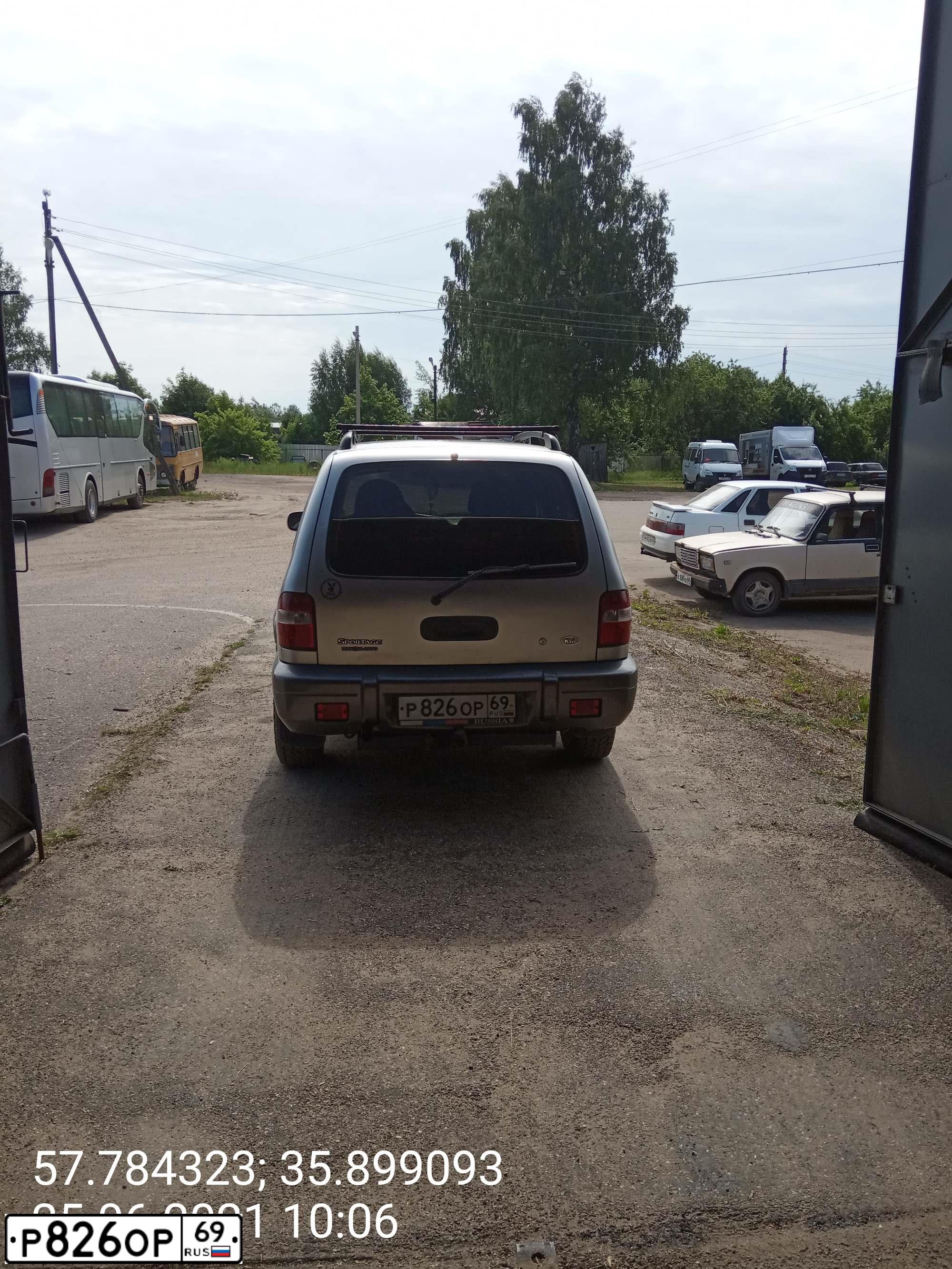 Фото автомобиля KIA SPORTAGE, 2005 — госномер Р826ОР69. Цвет: серебристый