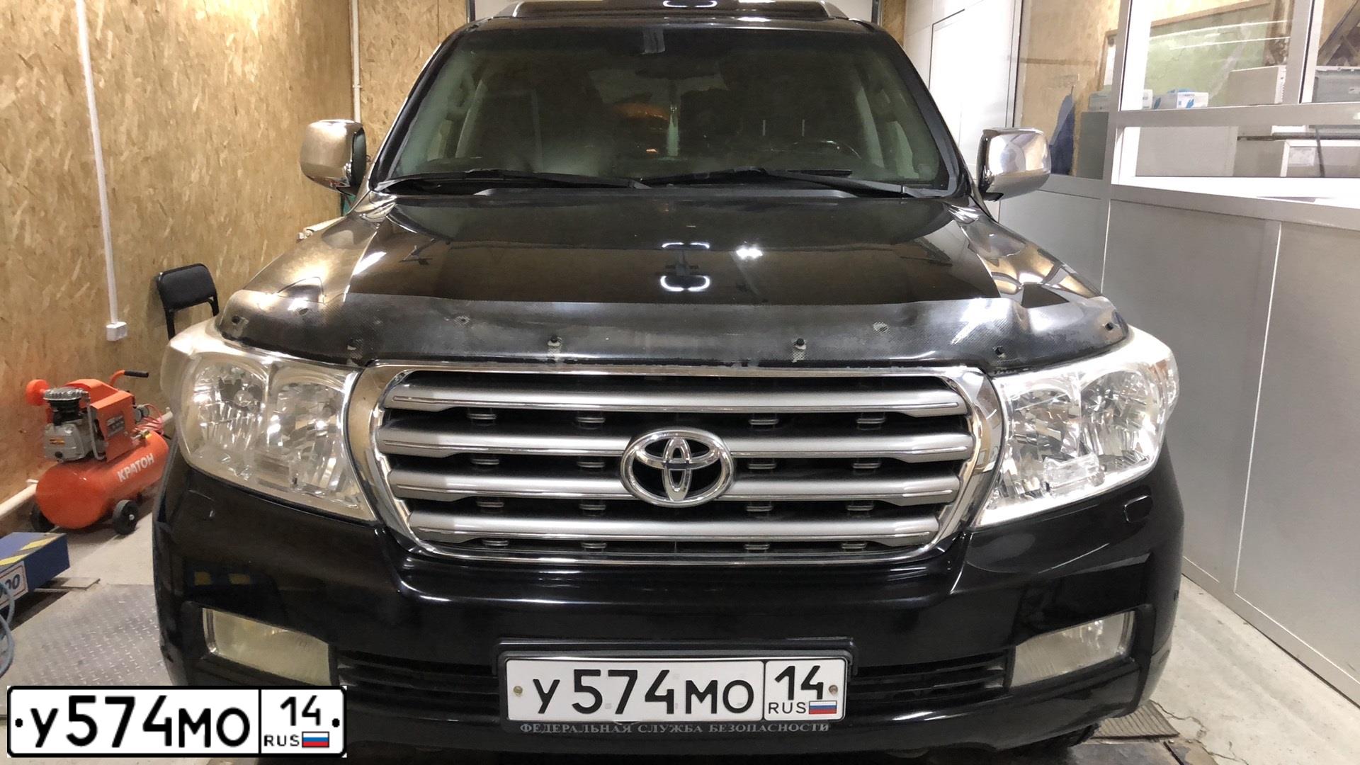 Фото автомобиля TOYOTA LANDCRUISER 200, 2010 — госномер А001РА154. Цвет: ЧЕРНЫЙ
