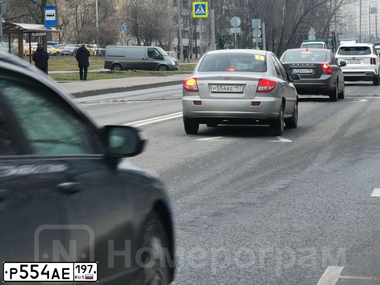 Фото автомобиля KIA RIO, 2004 — госномер Р554АЕ197. Цвет: СЕРЫЙ МЕТАЛЛИК