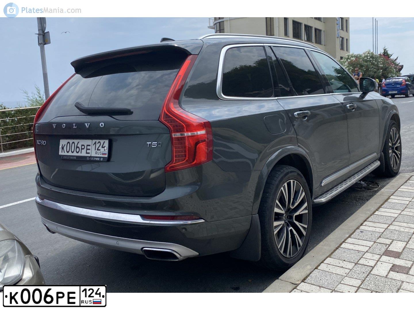 Фото автомобиля VOLVO XC90, 2021 — госномер К006РЕ124. Цвет: СЕРЫЙ