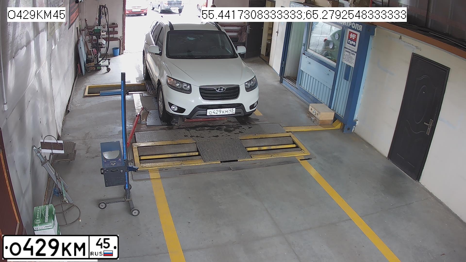 Фото автомобиля HYUNDAI SANTA FE, 2012 — госномер О429КМ45. Цвет: Белый