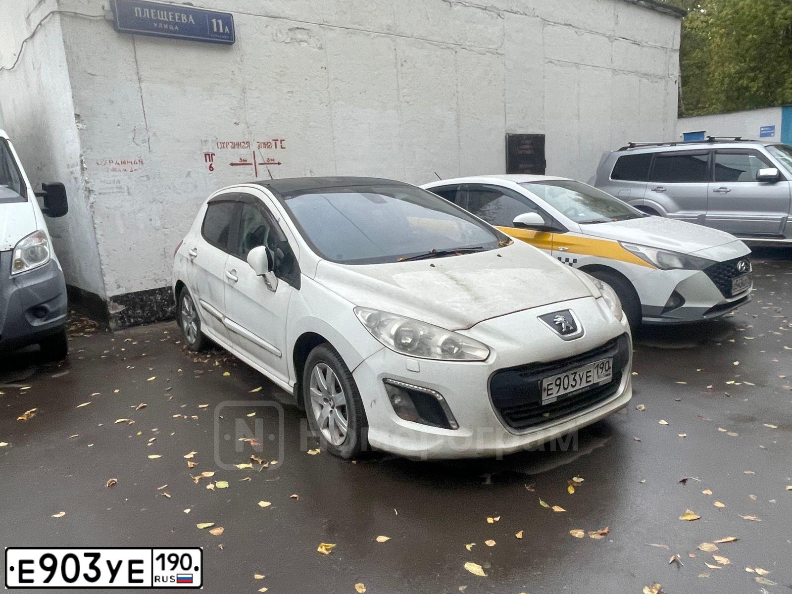 Фото автомобиля PEUGEOT 308, 2012 — госномер Е903УЕ190. Цвет: БЕЛЫЙ