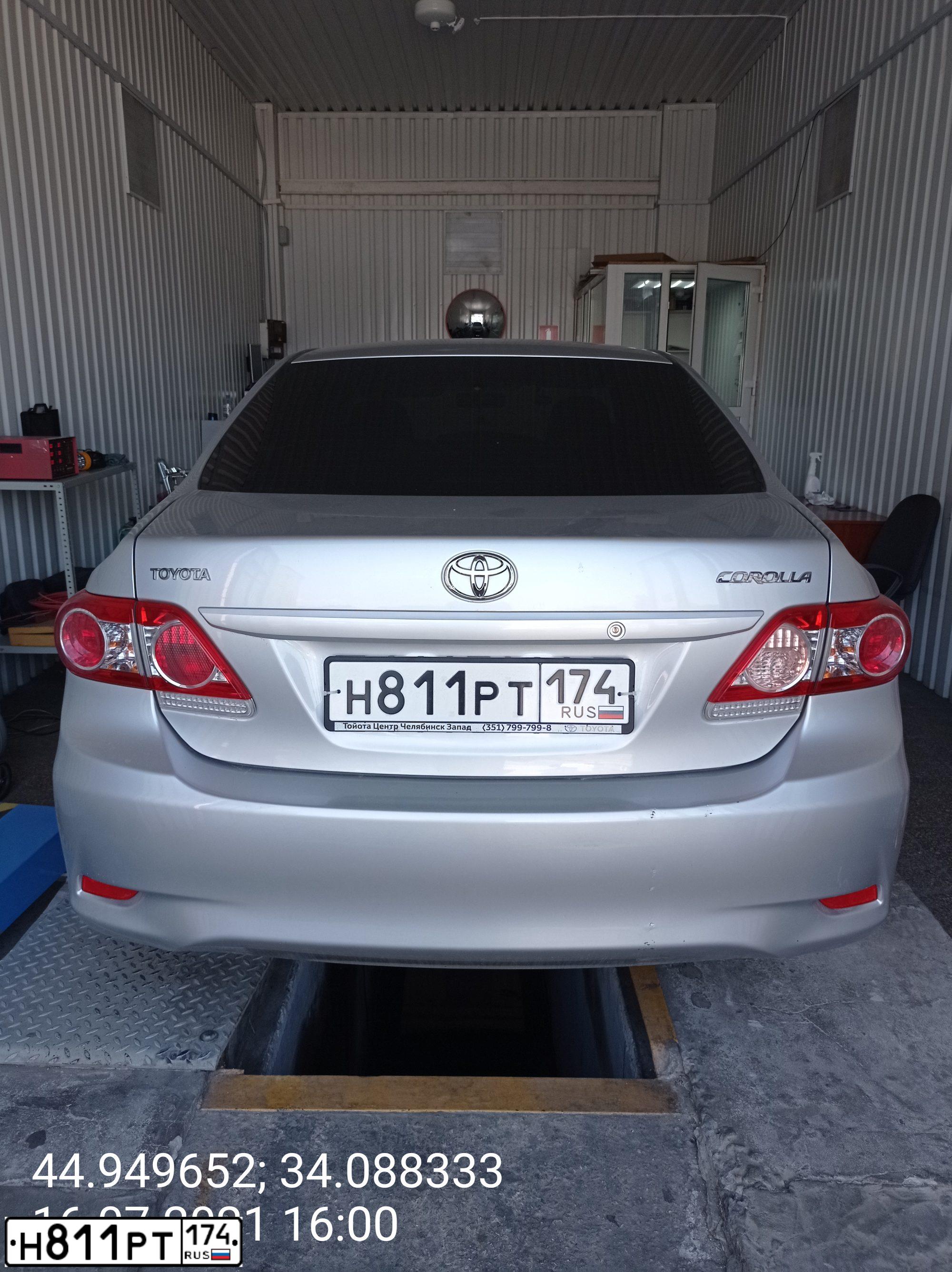 Фото автомобиля TOYOTA COROLLA, 2012 — госномер В100НР702. Цвет: СЕРЕБРИСТЫЙ