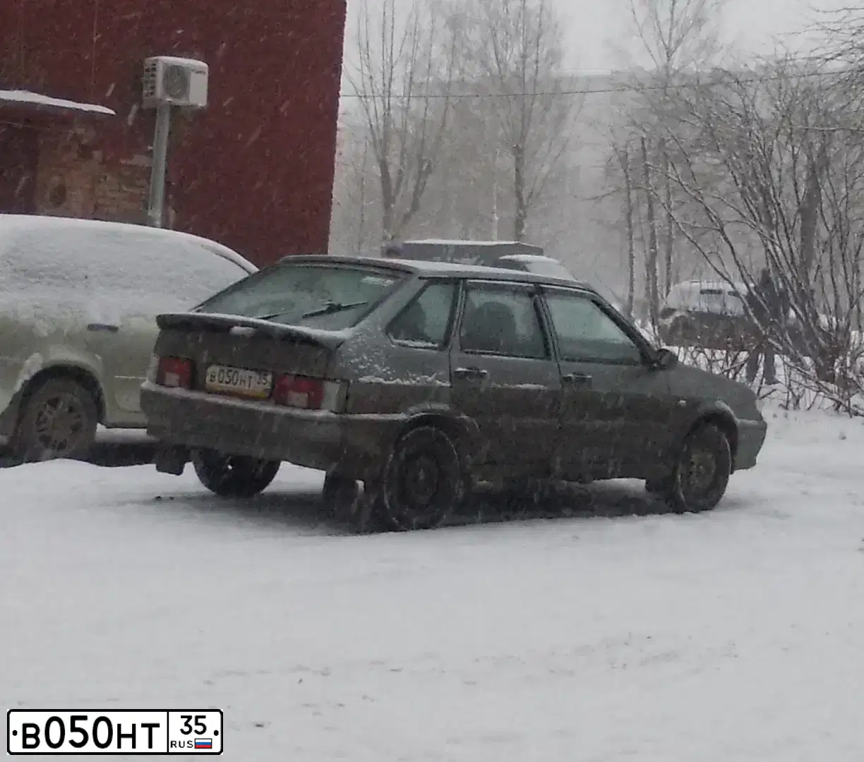 Фото автомобиля LADA 2114 SAMARA, 2011 — госномер В050НТ35. Цвет: СРЕДНИЙ СЕРО-ЗЕЛЕНЫЙ МЕТАЛЛ