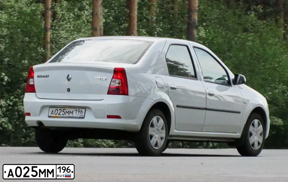Фото автомобиля RENAULT LOGAN, 2013 — госномер А025ММ196. Цвет: Белый