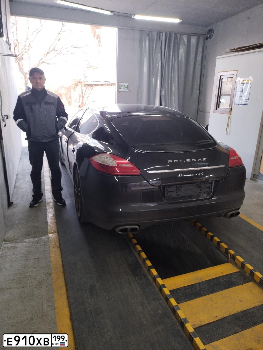 Фото автомобиля PORSCHE PANAMERA, 2010 — госномер А273КК15. Цвет: ЧЕРНЫЙ