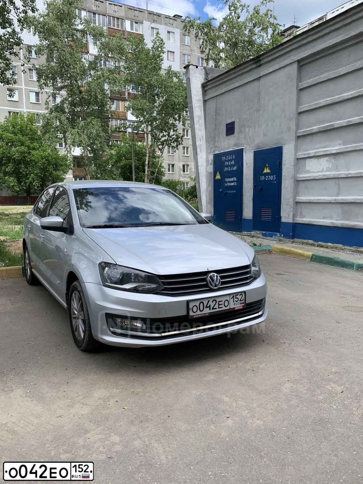 Фото автомобиля VOLKSWAGEN POLO, 2015 — госномер О042ЕО152. Цвет: СЕРЕБРИСТЫЙ